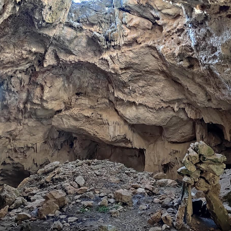 Imatge referent a la ruta del Montmell entre el puig de la cova, l'avenc de la cativera i l'avenc de Carles V