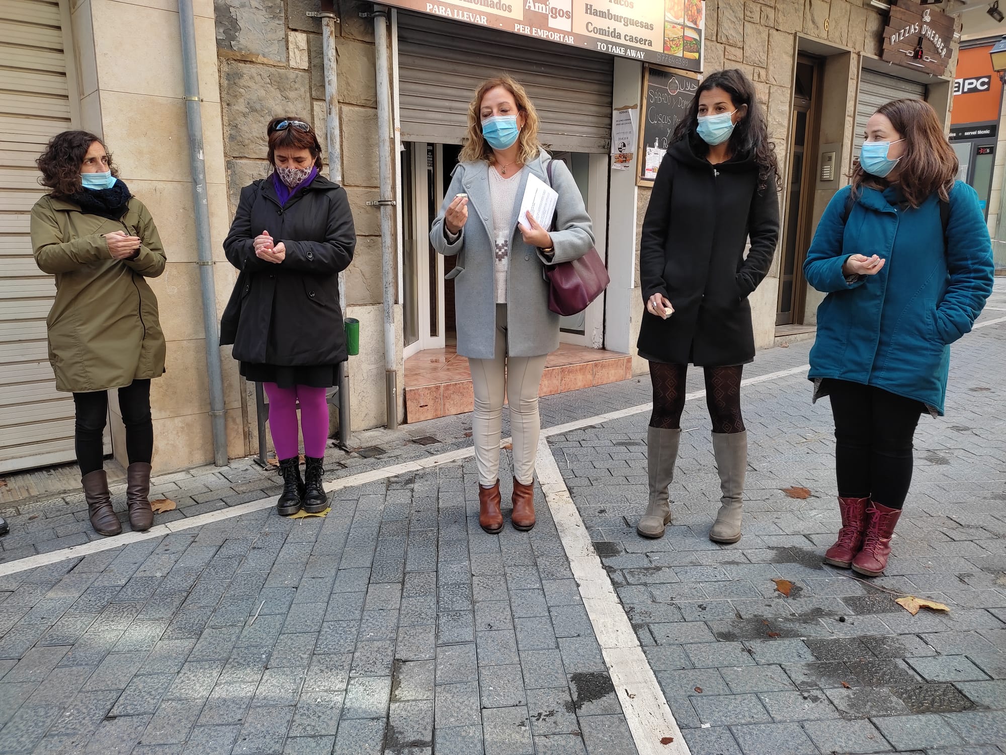 Minut de silenci davant del Consell Comarcal