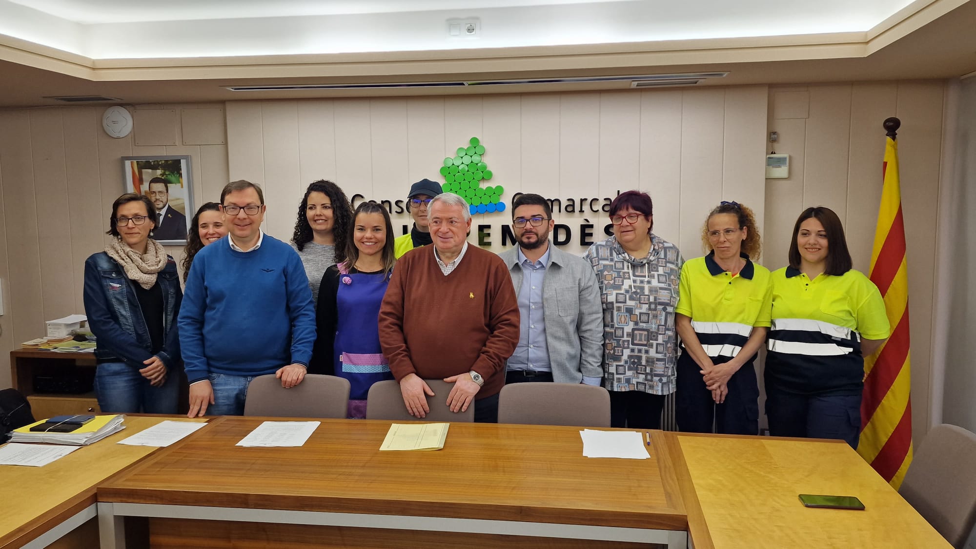 Foto de les dones contractades amb el President, el Conseller i el Tècnic d'Ocupació.
