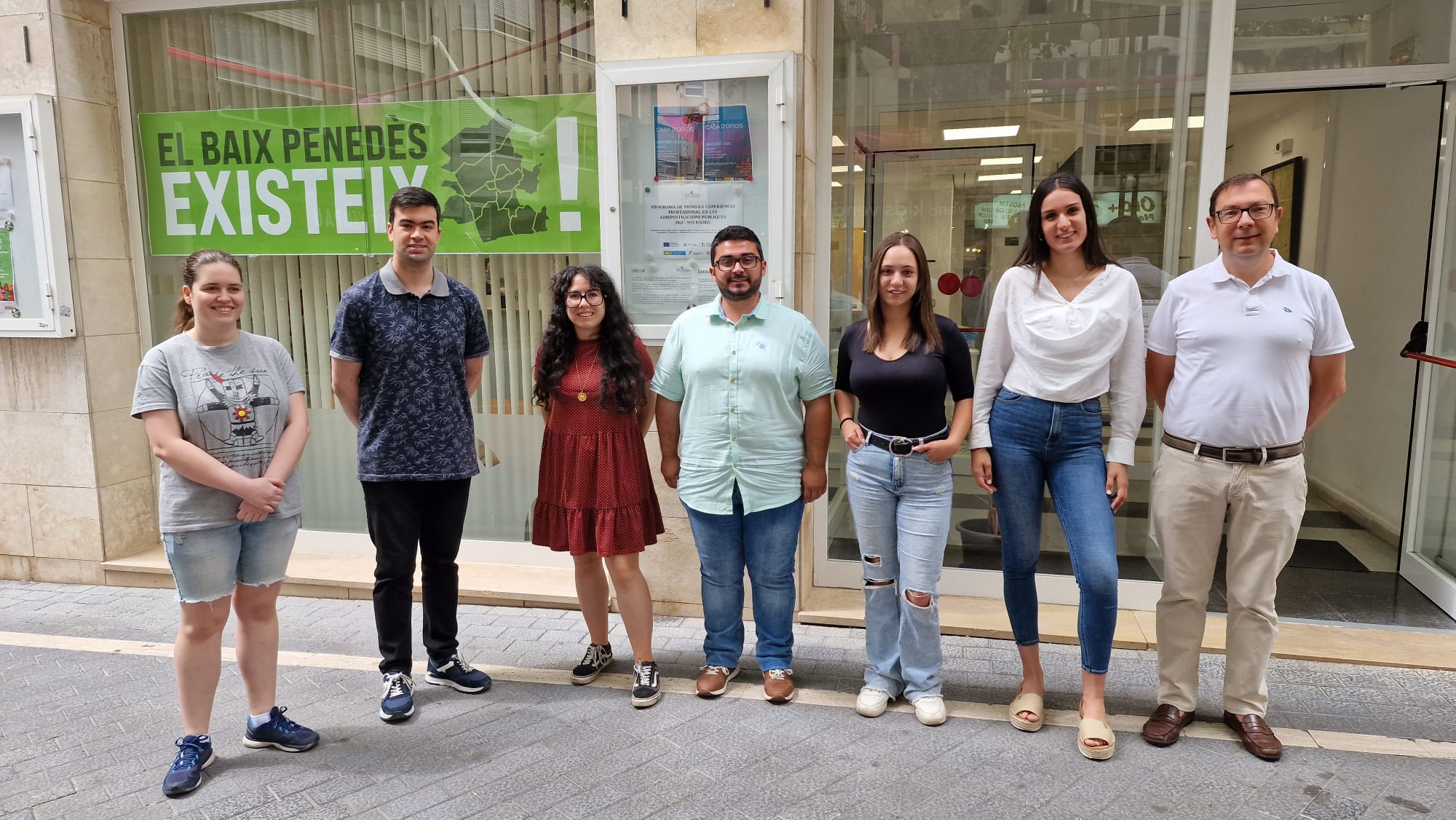 Fotografia dels 5 joves amb el conseller d'Ocupació Christian Martínez i el tèecnic d'ocupació joan Mª Diu